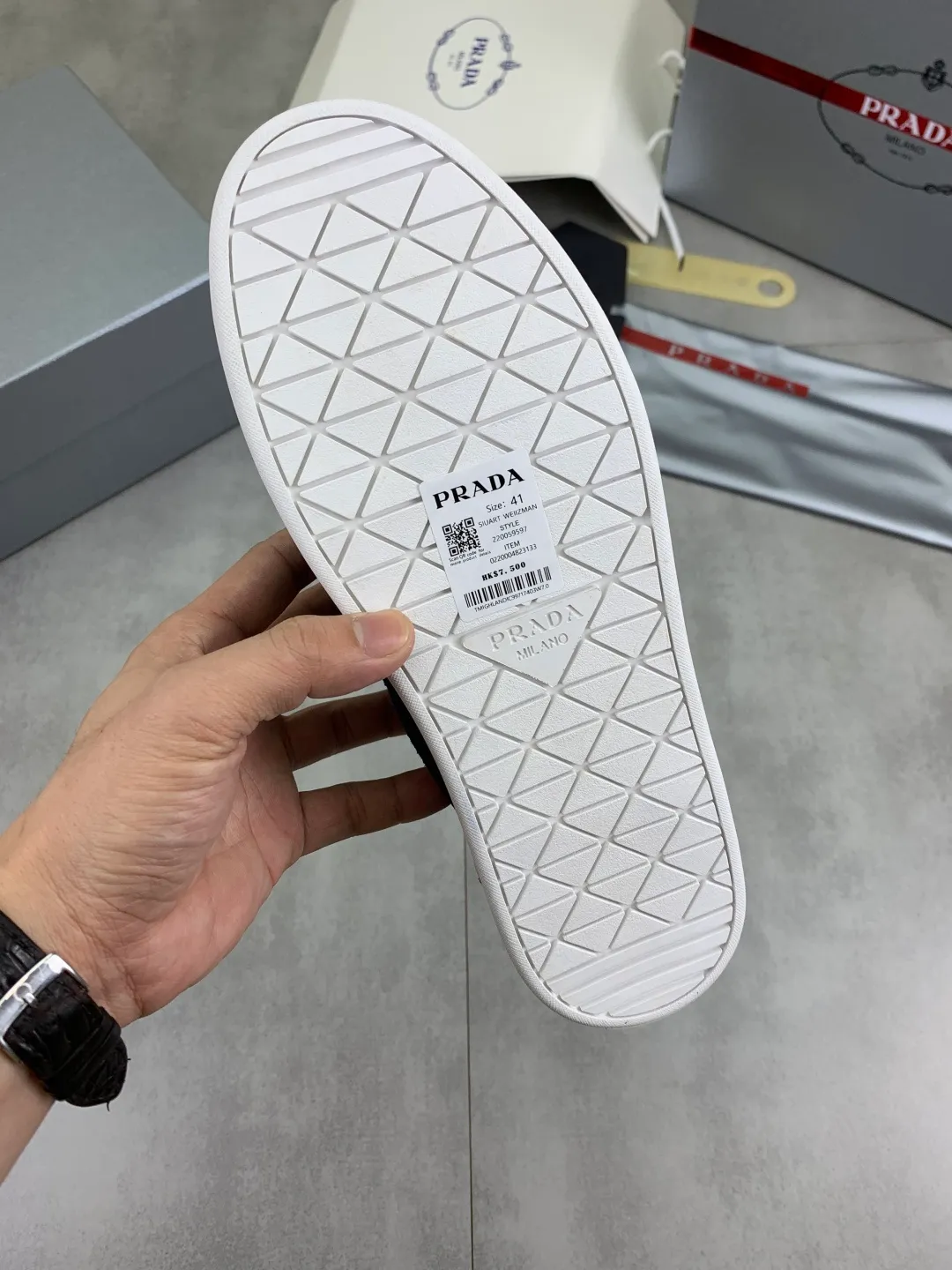 Men's shoes 💰P560💰[New model] The top version is available on the official website, 🆘 The trendy brand (Prada) mainly promotes the popular model, avant-garde and versatile fashionable men's shoes, private version mold opening, cowhide surface splicing 1:1.. Stylish and simple, original imported cowhide lining cowhide feet; the atmosphere and personality are more fashionable, eye-catching and pursuing class. It will subvert the old idea and be a must-have for fashionistas with you! Must keep it for yourself! Tall and comfortable, large and low, high-end quality workmanship. Official website’s new high-end outsole. Size: 38-45. Multiple colors available.